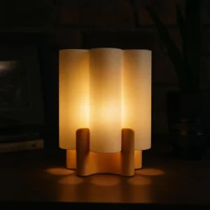 Lámpara EKKO encendida en una habitación en penumbra