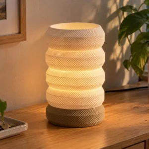 Lámpara Muru encendida sobre un aparador de madera
