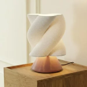 Lámpara Yori encendida sobre un mueble de madera
